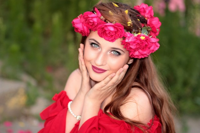 girl-flowers-wreath-green-eyes-104843